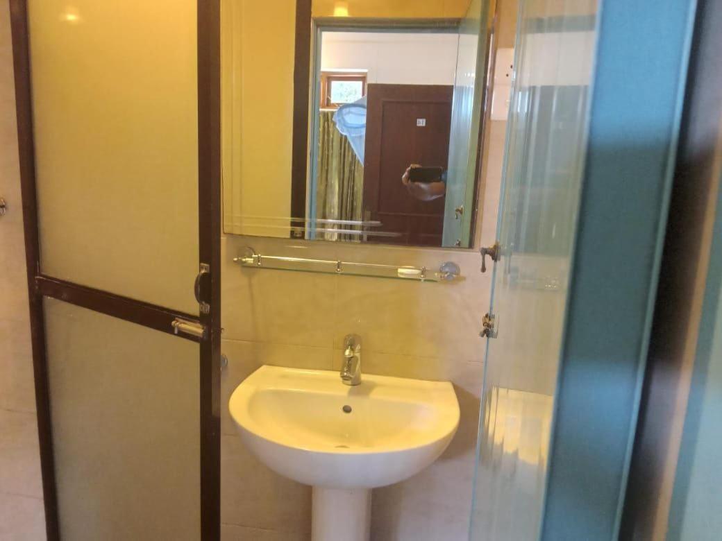 Hotel Shalini Анурадхапура Экстерьер фото